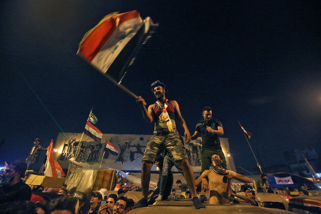 Iraqi protesters gather at Tahrir square during ongoing anti-government demonstrations in the capital Baghdad on October 31, 2019. Iraq's president vowed today to hold early elections in response to a month of deadly protests, but demonstrators said the move fell far short of their demands for a political overhaul. (Photo by Ahmad Al-Rubaye/AFP Photo)