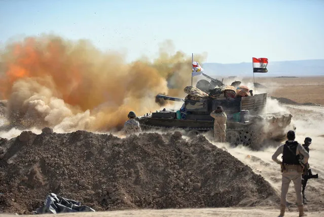 Iraqi army fire against Islamic State militants on the outskirts of Tal Afar, Iraq, August 20, 2017. (Photo by Reuters/Stringer)
