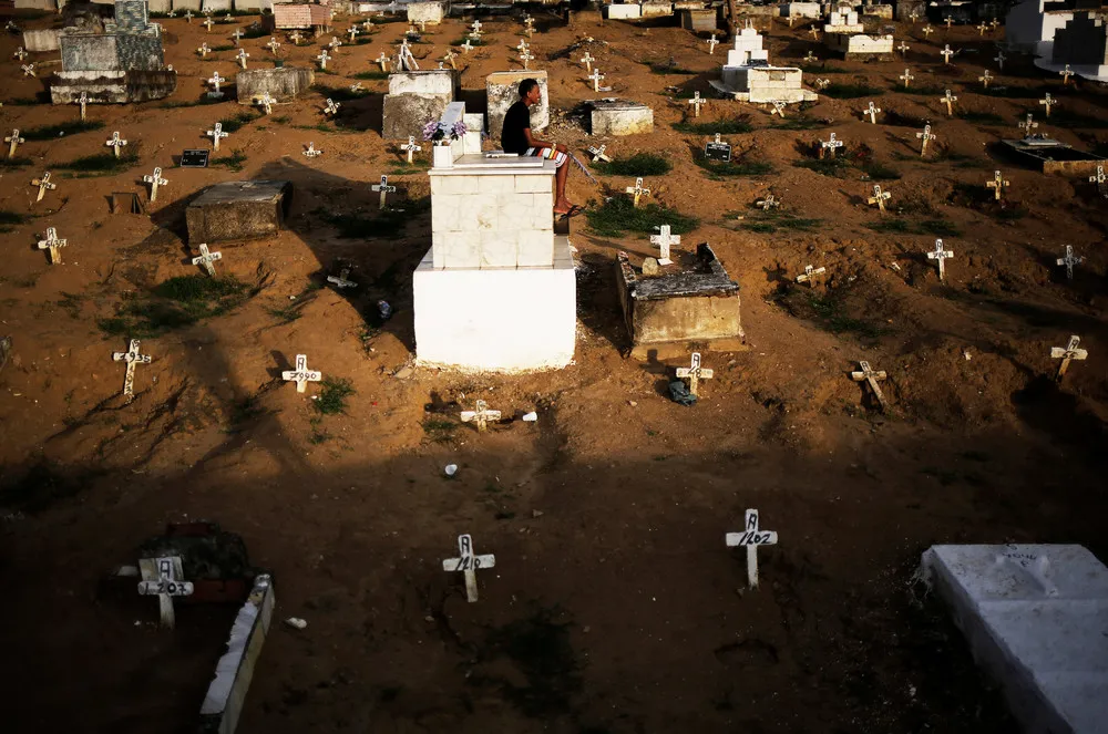 Kite-flying among the Tombs