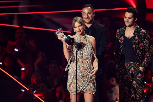 Taylor Swift accepts the Video of the Year award for “All Too Well” (10-minute Taylor's Version) onstage at the 2022 MTV VMAs at Prudential Center on August 28, 2022 in Newark, New Jersey. (Photo by Arturo Holmes/Getty Images/AFP Photo)