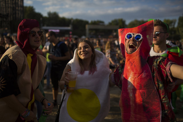 Festival-goers enjoy on Shipyard Island, the venue of the 24th Sziget (Island) Festival in Northern Budapest, Hungary, 12 August 2016. (Photo by Polyák Attila/Origo.hu)