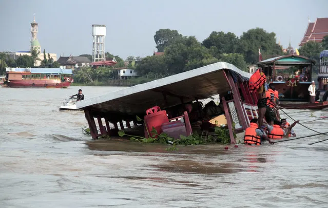 Thai rescue teams search for victims after a boat capsized at Chao Phraya River in Ayuthaya Province, Thailand, Sunday, September 18, 2016. (Photo by Dailynews via AP Photo)