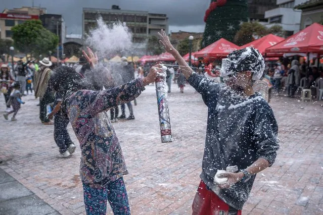People play with talcum powder and foam as part of Día de Negros games on January 5, 2022 in Pasto, Colombia. This UNESCO-recognized carnival takes place every January in the Southern Andean city of Pasto. The Carnival of “Blancos y Negros” has its origins in a mix of Amazonian, Andean and Pacific cultural expressions. (Photo by Diego Cuevas/Getty Images)