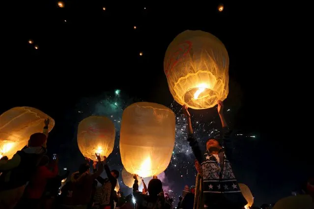 People light traditional home-made paper lanterns during the annual Tazaungdaing balloon festival in Taunggyi, Myanmar November 19, 2015. (Photo by Soe Zeya Tun/Reuters)