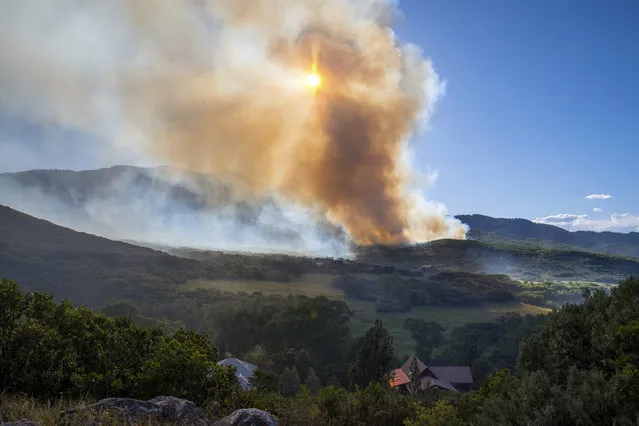 A wildfire erupts at the upper end of the Oak Meadows subdivision along Four Mile Road south of Glenwood Springs, Colo, Friday, June 22, 2018. (Photo by Chelsea Self/Glenwood Springs Post Independent via AP Photo)