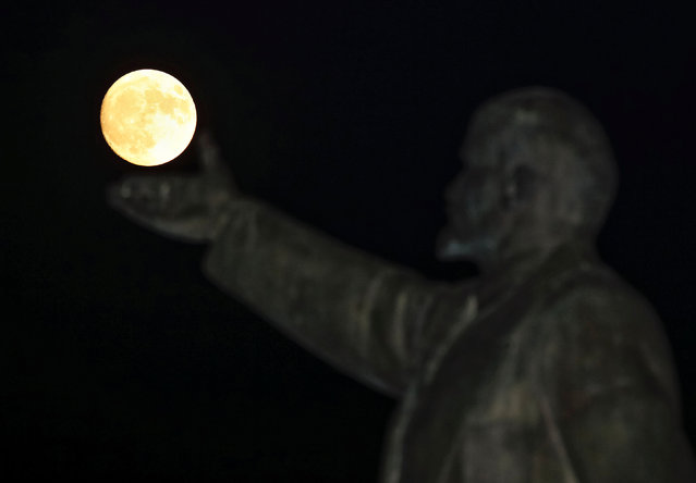 A full moon rises behind a statue of Soviet state founder Vladimir Lenin on the eve of the “supermoon” spectacle, Baikonur, Kazakhstan, November 13, 2016. (Photo by Shamil Zhumatov/Reuters)