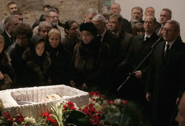 Mourners surround a coffin as they attend a memorial service before the funeral of Russian leading opposition figure Boris Nemtsov in Moscow, March 3, 2015. Several hundred Russians, many carrying red carnations, queued on Tuesday to pay their respects to Boris Nemtsov, the Kremlin critic whose murder last week showed the hazards of speaking out against Russian President Vladimir Putin. REUTERS/Maxim Zmeyev 