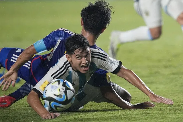 Argentina's Dylan Gorosito, right, battles for the ball against Japan's Keita Kosugi during their FIFA U-17 World Cup Group D soccer match at Si Jalak Harupat Stadium in Bandung, West Java, Indonesia, Tuesday, November 14, 2023. (Photo by Achmad Ibrahim/AP Photo)