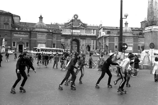Rollerskaters and cyclists go at their will in Piazza del Popolo in downtown Rome Sunday December 2, 1973, first day under driving ban to cope with energy crisis. (Photo by AP Photo)