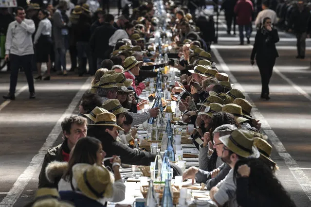 People take part in an attempt to break the Guinness World Records of the longest table to celebrate the international food market of Rungis' 50th anniversary, on March 17, 2019 in Rungis, outside Paris, France. (Photo by Alain Jocard/AFP Photo)