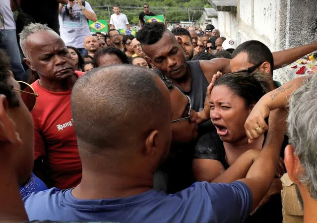 Luciana Nogueira, widow of Evaldo Rosa dos Santos, who was killed during a military operation, reacts during Santos' funeral in Rio de Janeiro, Brazil April 10, 2019. (Photo by Sergio Moraes/Reuters)