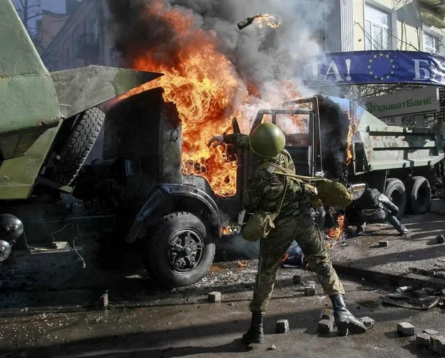 Anti-government protesters clash with riot police in Kiev's Independence Square. (Photo by Gleb Garanich/Reuters)