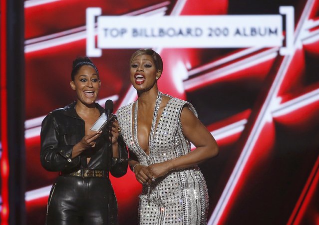 Tracie Ellis Ross (L) and Laverne Cox announce the award for Top Billboard 200 Album won by Taylor Swift at the 2015 Billboard Music Awards in Las Vegas, Nevada May 17, 2015. (Photo by Mario Anzuoni/Reuters)