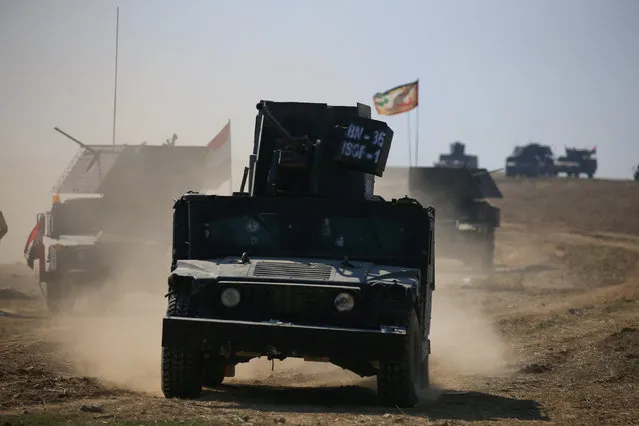 Counter-terrorism service (CTS) troops advance towards Ghozlani military complex, south of Mosul, Iraq February 23, 2017. (Photo by Alaa Al-Marjani/Reuters)