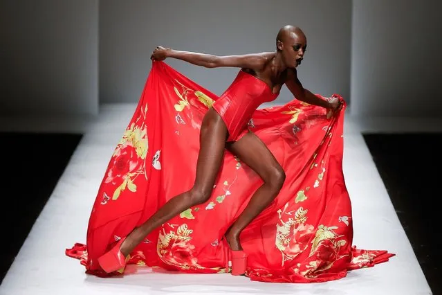 A model falls over on the runway during the SECCRY Hu Sheguang Collection 2014 Show during Mercedes-Benz China Fashion Week, March 30, 2014, in Beijing. (Photo by Lintao Zhang/Getty Images)