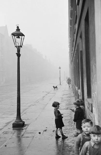 A group of young children on a street in the Gorbals, a slum district of Glasgow, 1948. (Photo by Bert Hardy/Picture Post/Hulton Archive/Getty Images)
