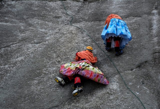 Aymara indigenous women practise on a glacier of the Huayna Potosi mountain on the outskirts of La Paz, Bolivia, April 6, 2016. (Photo by David Mercado/Reuters)
