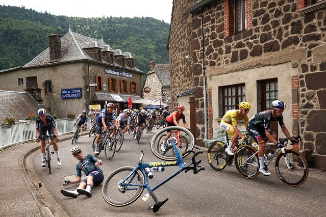 The Belgian rider Wout van Aert crashes during an ascent on the 11th stage of the Tour de France in Col de Néronne, France on July 10, 2024. (Photo by Anne-Christine Poujoulat/AFP Photo)