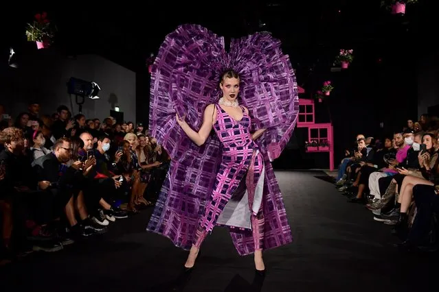A model walks the runway during the Weinsanto Womenswear Spring/Summer 2022 show as part of Paris Fashion Week on September 27, 2021 in Paris, France. (Photo by Kristy Sparow/Getty Images)
