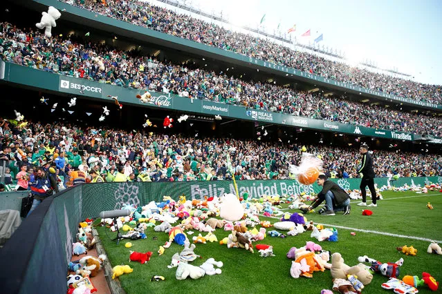 Fans throw toys on to the pitch for charity  during Real Betis v Atletico Madrid math in Seville, Spain om December 22, 2019. (Photo by Marcelo del Pozo/Reuters)