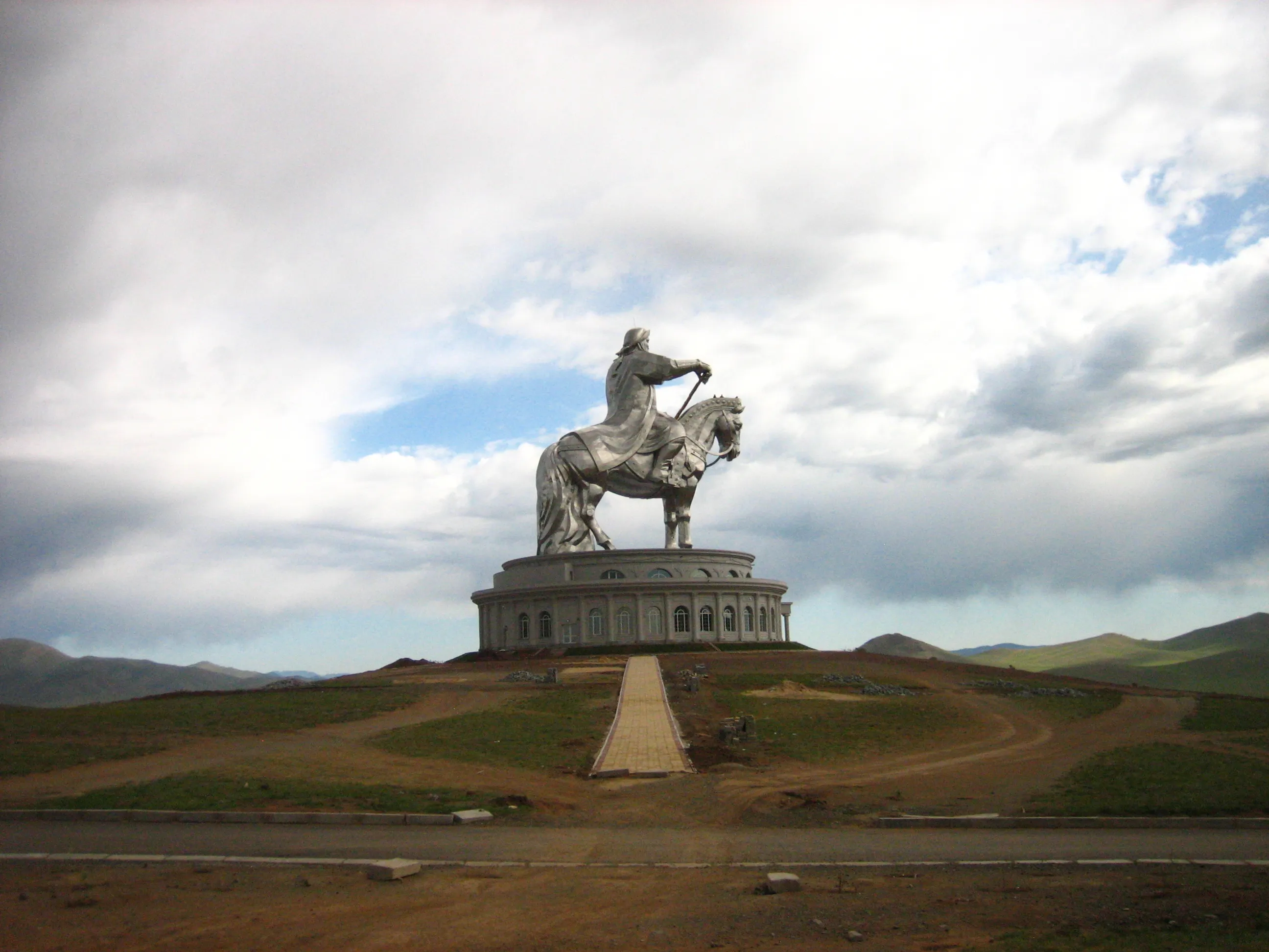 Улан хане. Статуя Чингисхана в Цонжин-Болдоге Улан-Батор.