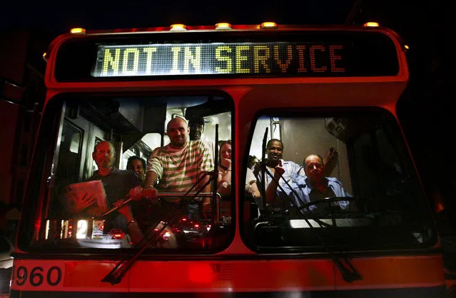 Commuters stand in a bus displaying “Not in Service” during a massive blackout August 15, 2003 in New York City. Power is slowly returning to certain parts of the city. (Photo by Mario Tama/Getty Images)