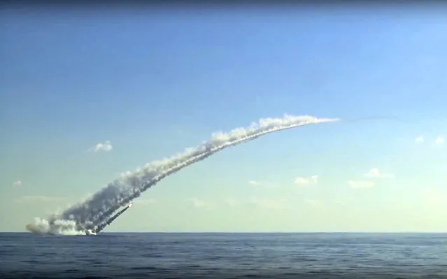 In this frame grab provided on Thursday, October 5, 2017, by Russian Defence Ministry press service, showing what they say is a long-range Kalibr cruise missile launched by the a Russian submarine in the Mediterranean. The Defense Ministry said that two Russian submarines in the Mediterranean fired 10 cruise missiles Thursday at the Islamic State group's positions outside the eastern Syrian town of Mayadeen, one of the last major IS strongholds in the country. (Photo by Russian Defence Ministry Press Service photo via AP Photo)