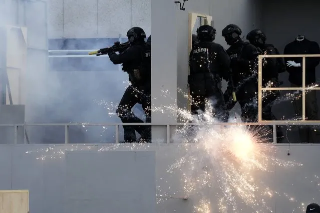 Members of the South Korean Police Special Operation Unit participate during national comprehensive counter-terrorism training in Goyang, South Korea, Thursday, October 27, 2022. Several governmental agencies including the country's police department, coast guard, defense ministry, fire department and intelligence agency took part in the exercise. (Photo by Lee Jin-man/AP Photo)