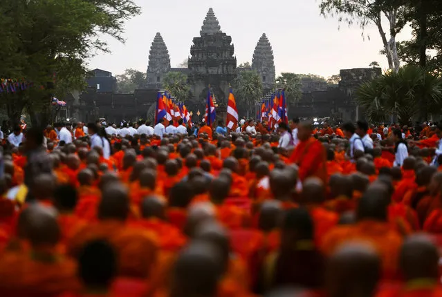 Buddhist monks attend a ceremony at the Angkor Wat temple to pray for peace and stability in Cambodia, in Siem Reap province, Cambodia December 3, 2017. (Photo by Samrang Pring/Reuters)