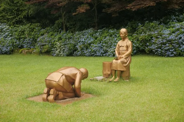 A statue symbolizing Japanese Prime Minister Shinzo Abe taking a deep bow to a “comfort woman” is pictured at Korea Botanic Garden in Pyeongchang, South Korea, July 28, 2020. The Japanese government reacted angrily to the statue that appears to depict Abe kneeling and bowing to a seated “comfort woman”, a euphemism for women forced to work in Japan's wartime brothels. (Photo by Daewoung Kim/Reuters)