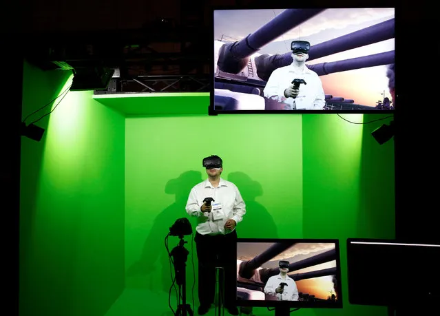 A man plays Wargaming.net's VR game video at Tokyo Game Show 2016 in Chiba, east of Tokyo, Japan, September 15, 2016. (Photo by Kim Kyung-Hoon/Reuters)