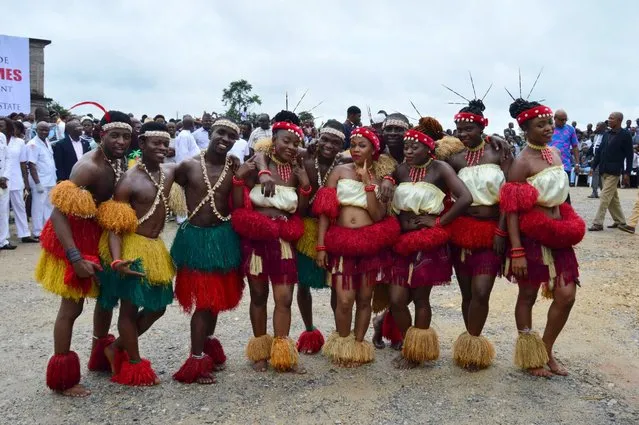 Members of a cultural troupe pose for a picture during the groundbreaking ceremony for the construction of a new superhighway in Cross river state, Nigeria, October 20, 2015. (Photo by Reuters/Stringer)