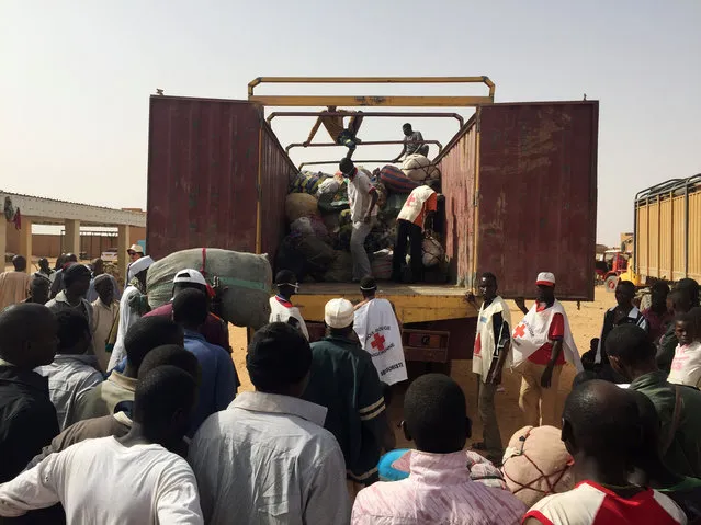 Nigerien migrants deported from Algeria gather to retrieve their belongings at the International Organization for Migration (IOM) migrant transit center in Agadez, Niger, May 6, 2016. (Photo by Joe Penney/Reuters)