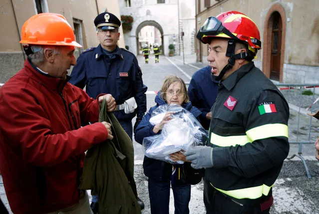 A woman carries her belongings after an earthquake in Visso, central Italy, October 27, 2016. (Photo by Max Rossi/Reuters)