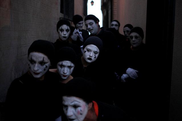 People dressed up as mimes take part in a performance during a protest in favor of refugees in downtown Malaga, southern Spain, October 29, 2016. (Photo by Jon Nazca/Reuters)