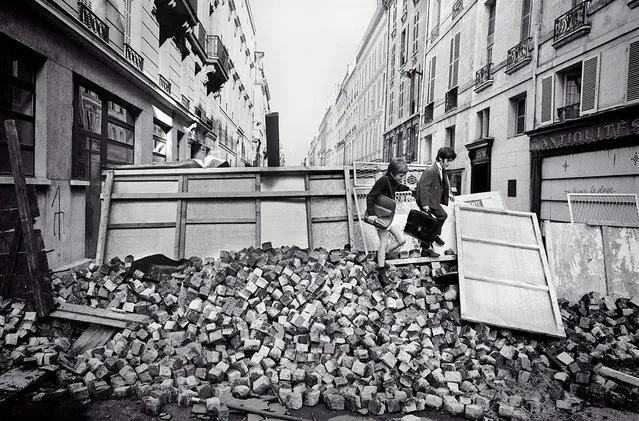 Rue de l’Universite. Although universities were closed during the student riots, elementary schools remained open and young children attended classes, climbing over paving stones at a barricade erected by students, Rue de l’Universite, Paris, France, June 11, 1968. (Photo by Gökşin Sipahioğlu/SIPA Press)