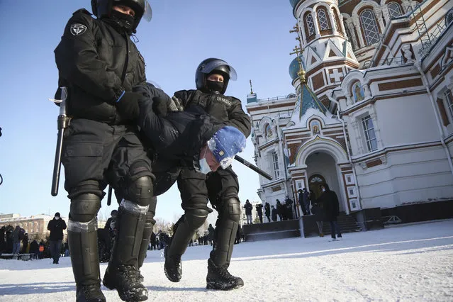 Police detain a man during a protest against the jailing of opposition leader Alexei Navalny in the Siberian city of Omsk, Russia, on Sunday, January 31, 2021. (Photo by AP Photo/Stringer)