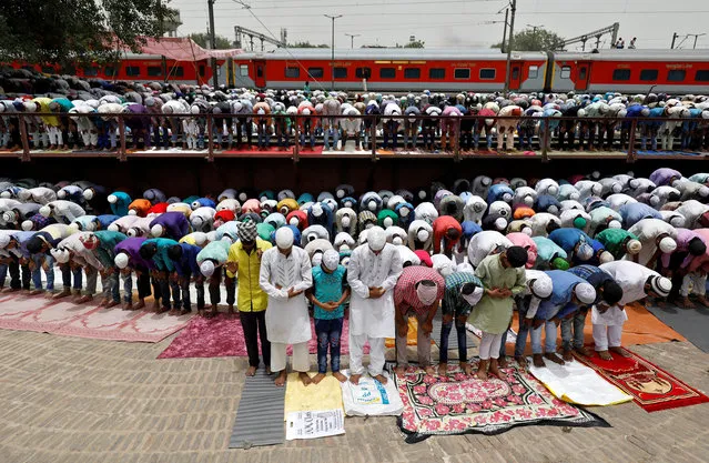Muslims offer prayers during Jumat-ul-Vida or the last Friday prayers near railway tracks during the holy fasting month of Ramadan, in New Delhi, India, June 15, 2018. (Photo by Saumya Khandelwal/Reuters)