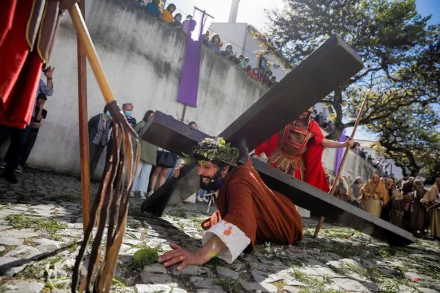 Actors and figurants participate in the staging of the Live Stations of the Cross and Procession of the Dead Lord during the celebration of the easter in the Medieval Village of Ourem, Portugal, 15 April 2022. The Live Stations of the Cross is dramatized by about 100 actors and extras from the local community, besides the requalification of the Castle and Palace of the Counts of Ourem that will provide a new setting, a new protagonist will embody Jesus Christ along the 14 stations of the Stations of the Cross. (Photo by Paulo Cunha/EPA/EFE)