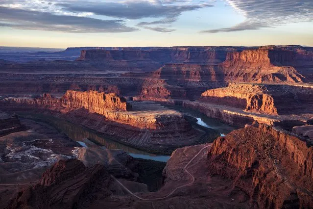 The Colorado River winds around the northern reaches of the proposed Bear Ears National Monument (center), with Canyonlands National Park in the background, viewed from Dead Horse Point State Park near Moab, Utah, USA, 12 November 2016. (Photo by Jim Lo Scalzo/EPA)