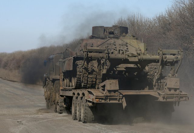 A military truck transports a destroyed tank near Artemivsk, eastern Ukraine, February 22, 2015. A senior pro-Russian rebel commander said separatist forces were due to begin withdrawing heavy weapons from the front line in east Ukraine on Sunday, a sign rebels may be prepared to halt their advance as part of an internationally brokered peace deal.  REUTERS/Gleb Garanich (UKRAINE - Tags: POLITICS CIVIL UNREST MILITARY CONFLICT)