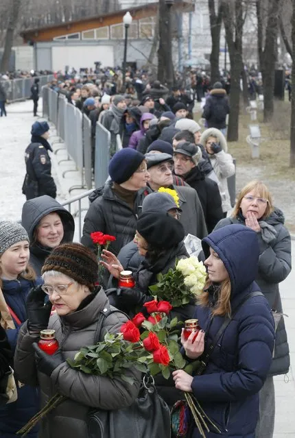 People stand in a line to attend a memorial service before the funeral of Russian leading opposition figure Boris Nemtsov in Moscow, March 3, 2015. Boris Nemtsov's girlfriend has broken her public silence on the murder of the Russian opposition activist, saying she did not see the killer who gunned him down as they strolled across a bridge near the Kremlin. Anna Duritskaya, who is 23 or 24, said she had been under constant guard since the murder and would probably be unable to attend Nemtsov's funeral on Tuesday. REUTERS/Maxim Shemetov 