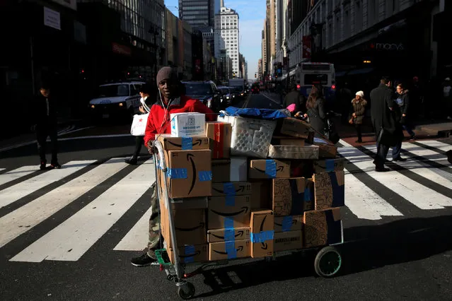 A delivery person carts packages in Manhattan, New York City, U.S., December 22, 2016. (Photo by Andrew Kelly/Reuters)