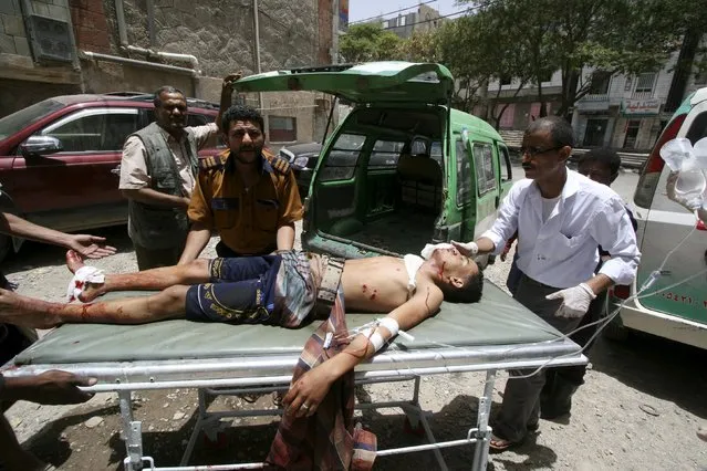 A man is rushed to a hospital after he was injured during a crossfire between tribal fighters and Houthi militia in Taiz April 26, 2015. (Photo by Reuters/Stringer)