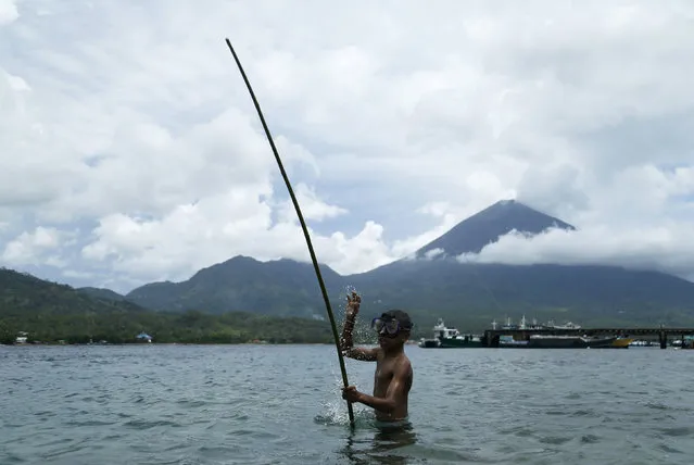 A child holds his fishing rod at the beach of Maitara island in Tidore, North Maluku province, Indonesia, March 11, 2016. (Photo by Reuters/Beawiharta)