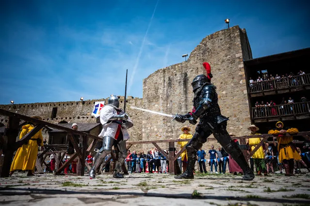 Participants wearing armours fight during the medieval tournament “Battle of the Nations” at the Smederevo fortress, in eastern Serbia, on May 4, 2019. Up to 25 countries take part in the annual historical medieval competition which was first held in Ukraine in 2009. (Photo by Andrej Isakovic/AFP Photo)