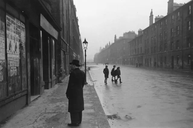 A street scene in the run-down Gorbals area of Glasgow on January 31, 1948. (Photo by Bert Hardy/Getty Images)