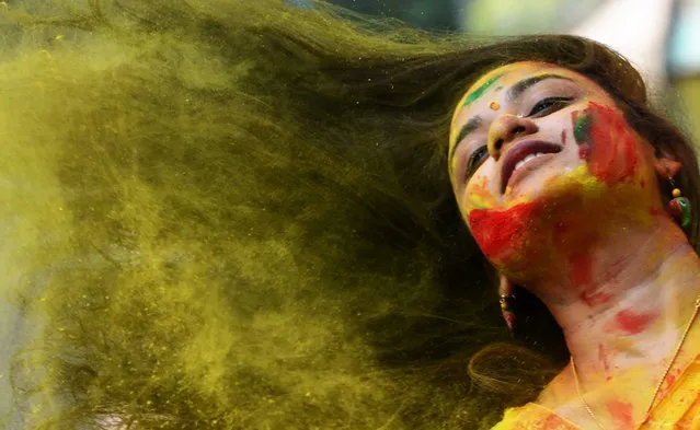 Indian students play with coloured powders as they celebrate “holi” or the “festival of colours” during a special function in Kolkata on March 12, 2017. (Photo by Dibyangshu Sarkar/AFP Photo)