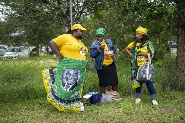 African National Congress party (ANC) supporters who could not access the party's 110th birthday celebration at Polokwane's Peter Mokaba stadium, stand outside the gate, in Polokwane, South Africa, Saturday January 8, 2022. Because of coronavirus regulations, only 2000 could attend the anniversary, amid deep divisions, graft allegations and broad challenges that saw the ANC perform dismally in local government elections last year. (Photo by Jerome Delay/AP Photo)