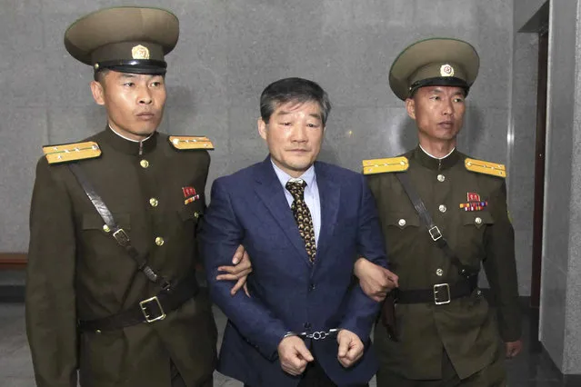 Kim Dong Chul, center, a U.S. citizen detained in North Korea, is escorted to his trial Friday, April 29, 2016, in Pyongyang, North Korea. A North Korean court has sentenced an ethnic Korean U.S. citizen to 10 years in prison for what it called acts of espionage. (Photo by Kim Kwang Hyon/AP Photo)